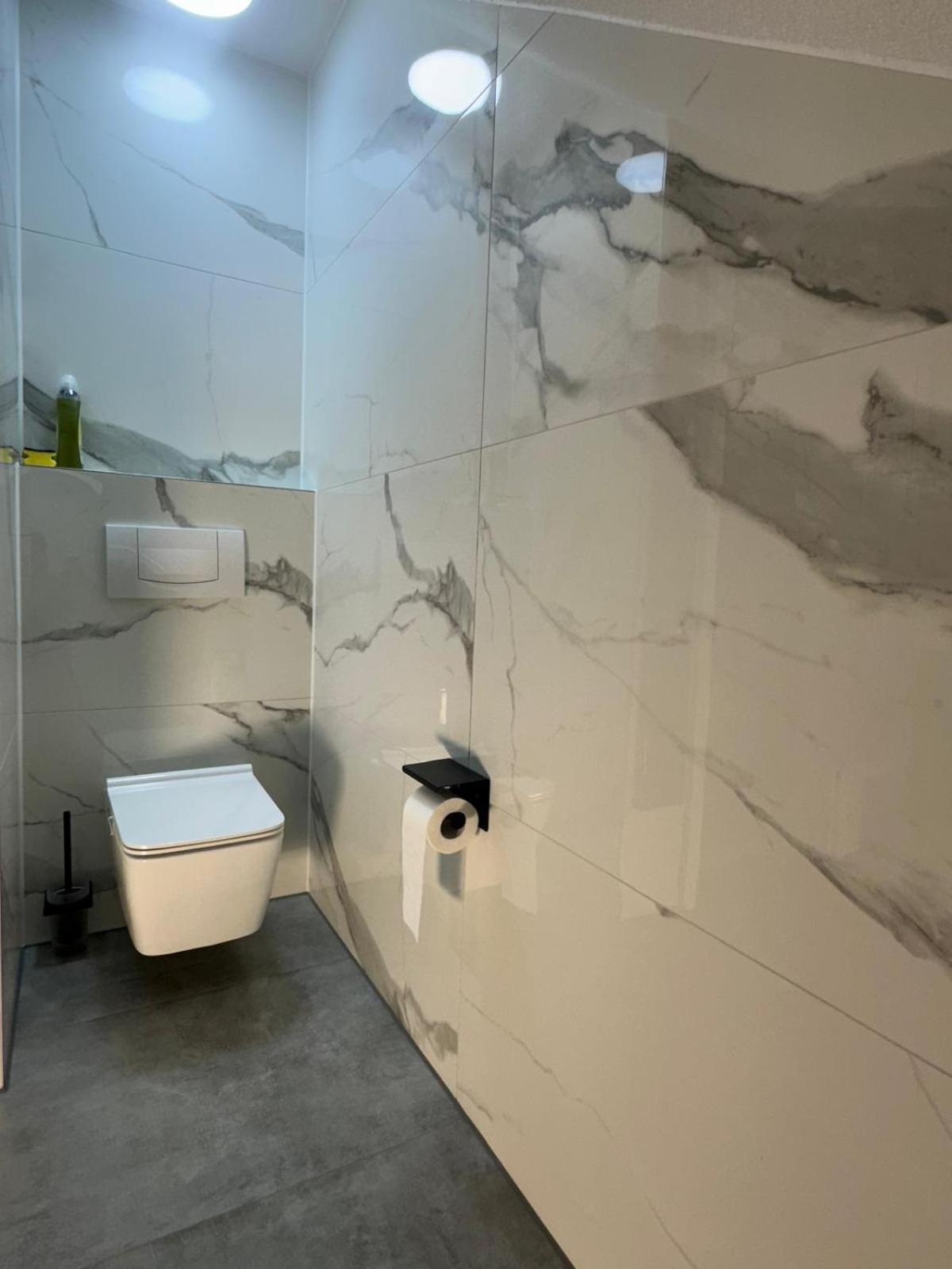 Flexible, Schoene Und Gut Aussehende Feriensuite 罗伊特林根 外观 照片
